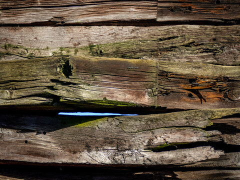 Holzwand aus verwitterten Eisenbahn Schwellen