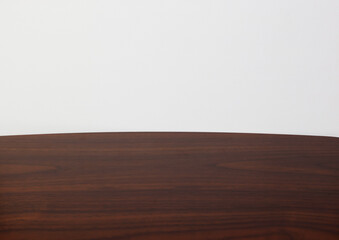 木の机と白い壁