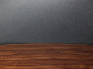 木の机と黒い壁