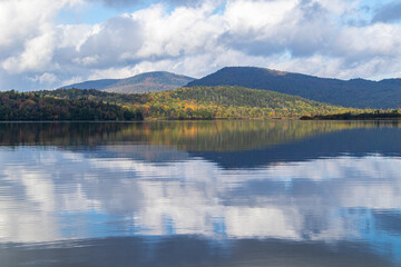 Panorama sur un lac du Canada en automne