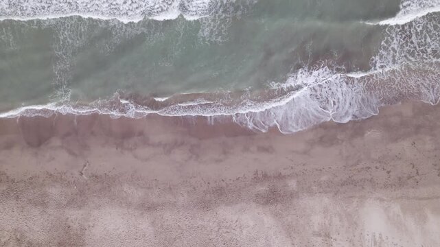 Playa de Buenos Aires en verano: sol radiante, olas suaves, arena dorada y ambiente relajado. Turismo. Argentina. Carilo.