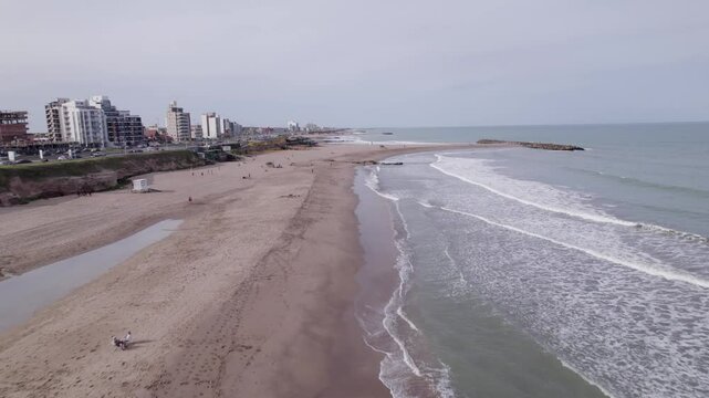 Playa de Buenos Aires en verano: sol radiante, olas suaves, arena dorada y ambiente relajado. Turismo. Argentina. Carilo.