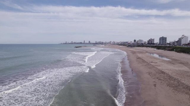 Playa de Buenos Aires en verano: sol radiante, olas suaves, arena dorada y ambiente relajado. Turismo. Argentina. Carilo.
