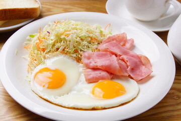 目玉焼きベーコン