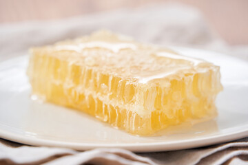 コムハニー（巣蜜）- 天然のはちみつが詰まった栄養価の高い食材