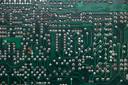 Elektronische PCB Platine mit L&ouml;tpunkten und Leiterbahnen.