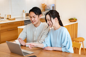 説明を聞くアジア人カップル