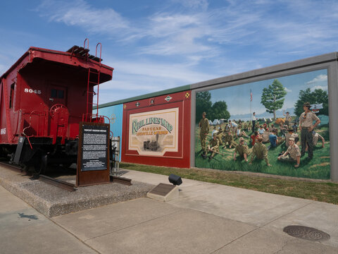 Paducah, Kentucky, Flood Wall Murals and Red Locomotive