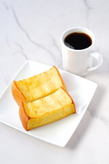 厚切りパンのフレンチトーストと、淹れたてのコーヒーで、幸せな朝食の時間
