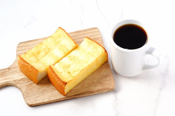 厚切りパンのフレンチトーストと、淹れたてのコーヒーで、幸せな朝食の時間

