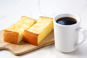 厚切りパンのフレンチトーストと、淹れたてのコーヒーで、幸せな朝食の時間
