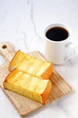 厚切りパンのフレンチトーストと、淹れたてのコーヒーで、幸せな朝食の時間
