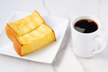 厚切りパンのフレンチトーストと、淹れたてのコーヒーで、幸せな朝食の時間
