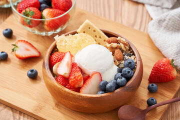 グリークヨーグルトとフルーツの朝食ボウル