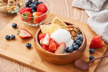 グリークヨーグルトとフルーツの朝食ボウル