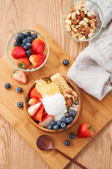 グリークヨーグルトとフルーツの朝食ボウル