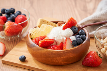 グリークヨーグルトとフルーツの朝食ボウル