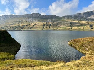 Naklejka premium The alpine lake Tannensee or Tannen Lake in the Uri Alps mountain massif, Kerns - Canton of Obwalden, Switzerland (Kanton Obwald, Schweiz)