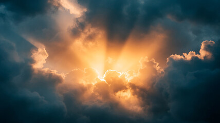 구름속에서 드러나는 찬란한 햇빛