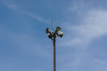 青空が背景の防災スピーカー
