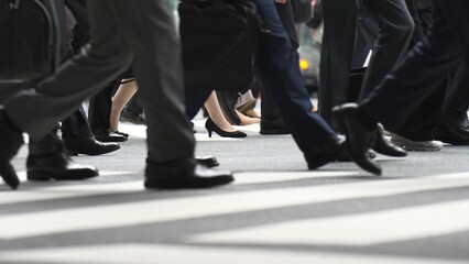 交差点を歩く人々の足元