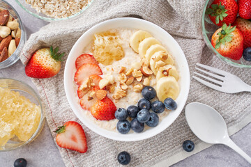 オートミールの朝食 – フルーツとナッツのトッピング
