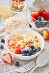 オートミールの朝食 – フルーツとナッツのトッピング