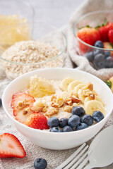 オートミールの朝食 – フルーツとナッツのトッピング