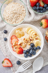 オートミールの朝食 – フルーツとナッツのトッピング