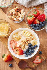 オートミールの朝食 – フルーツとナッツのトッピング