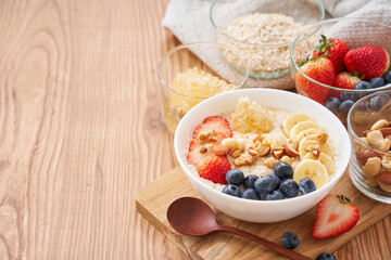 オートミールの朝食 – フルーツとナッツのトッピング