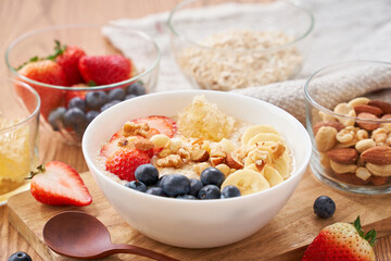 オートミールの朝食 – フルーツとナッツのトッピング