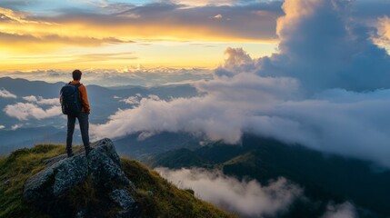 Obraz premium A man standing on a mountaintop, gazing out at the majestic view of a cloudy sunset over a valley.