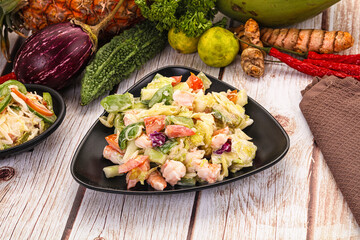 Salad with prawn and vegetables