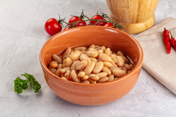 Canned white beans in the bowl