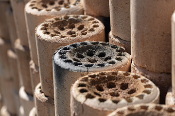 사용이 끝난 연탄들이 모여 있는 모습
