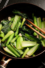 調理中の小松菜の青菜炒め