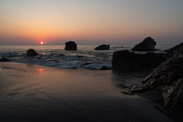 Fototapeta premium 美しい海岸の日の出