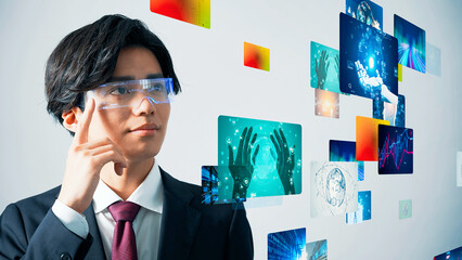 VRゴーグルでホログラム映像を見る男性