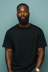 Naklejka premium Strong portrait of a man in a black shirt against a solid backdrop