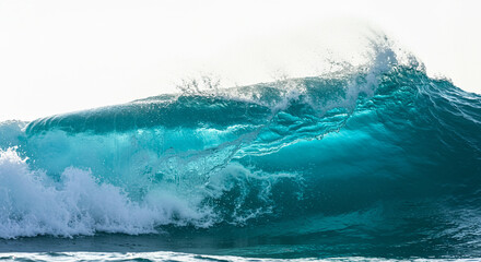 Obraz premium Impresionante ola marina aislada en fondo blanco