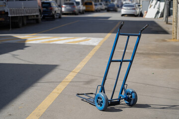 길가에 세워진 파란색 손수레의 모습
