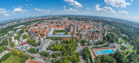 Obraz premium Ausblick auf die sehenswerte Stadt Ingolstadt an der Donau aus der Vogelperspektive