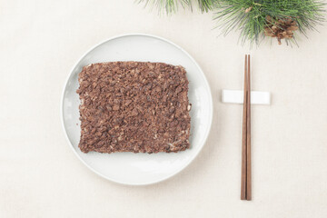  Sirutteok is a rice cake made by mixing rice cake powder with beans or red beans and steaming it without putting a layer on it.