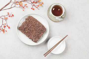  Sirutteok is a rice cake made by mixing rice cake powder with beans or red beans and steaming it without putting a layer on it.