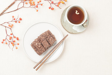  Sirutteok is a rice cake made by mixing rice cake powder with beans or red beans and steaming it without putting a layer on it.