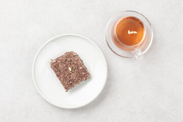  Sirutteok is a rice cake made by mixing rice cake powder with beans or red beans and steaming it without putting a layer on it.