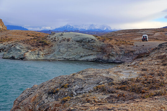 Imagen de paisaje de la Patagonia, Lago Posadas, Arco de Piedra, Argentina