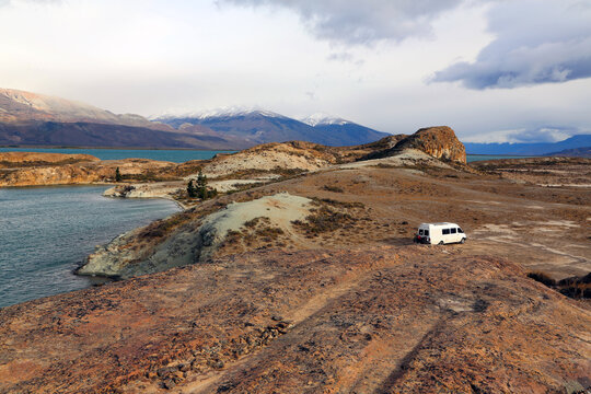 Imagen de motorhome en paisaje de la Patagonia, Lago Posadas, Arco de Piedra, Argentina