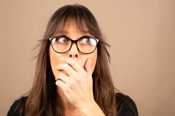 Frau, erschrocken, erstaunt